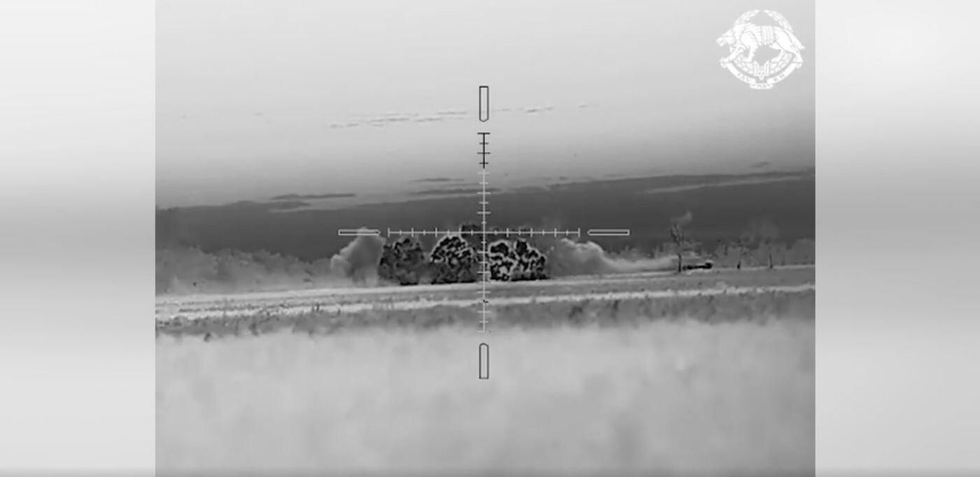 Превратили оккупантов в факелы: ССО показали, как горит вражеский "Тайфун" с личным составом Превратили оккупантов в факелы: ССО показали, как горит вражеский "Тайфун" с личным составом