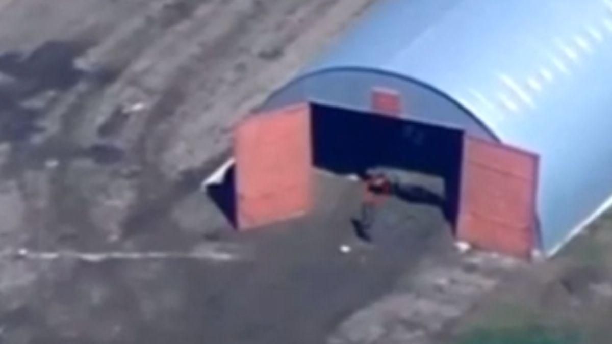 Украинские бойцы эффектно уничтожили технику оккупантов, спрятанную в фермерском ангаре Украинские бойцы эффектно уничтожили технику оккупантов, спрятанную в фермерском ангаре