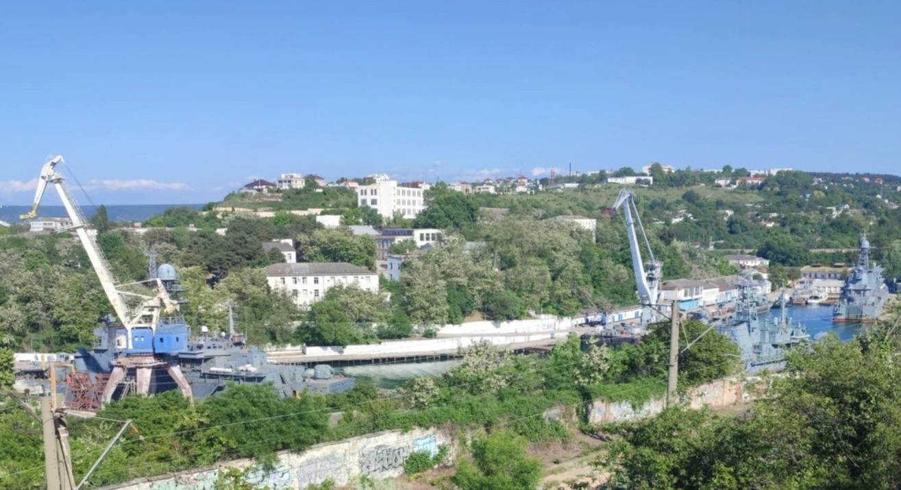 На заводе в оккупированном Крыму ремонтируют 3 больших десантных корабля России, – СМИ На заводе в оккупированном Крыму ремонтируют 3 больших десантных корабля России, – СМИ