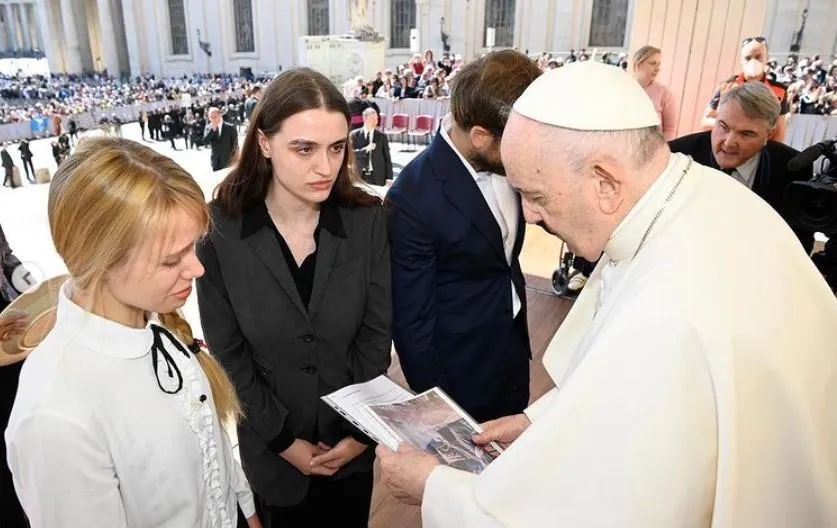 катерина прокопенко та юлія федосюк на зустрічі з папою римським