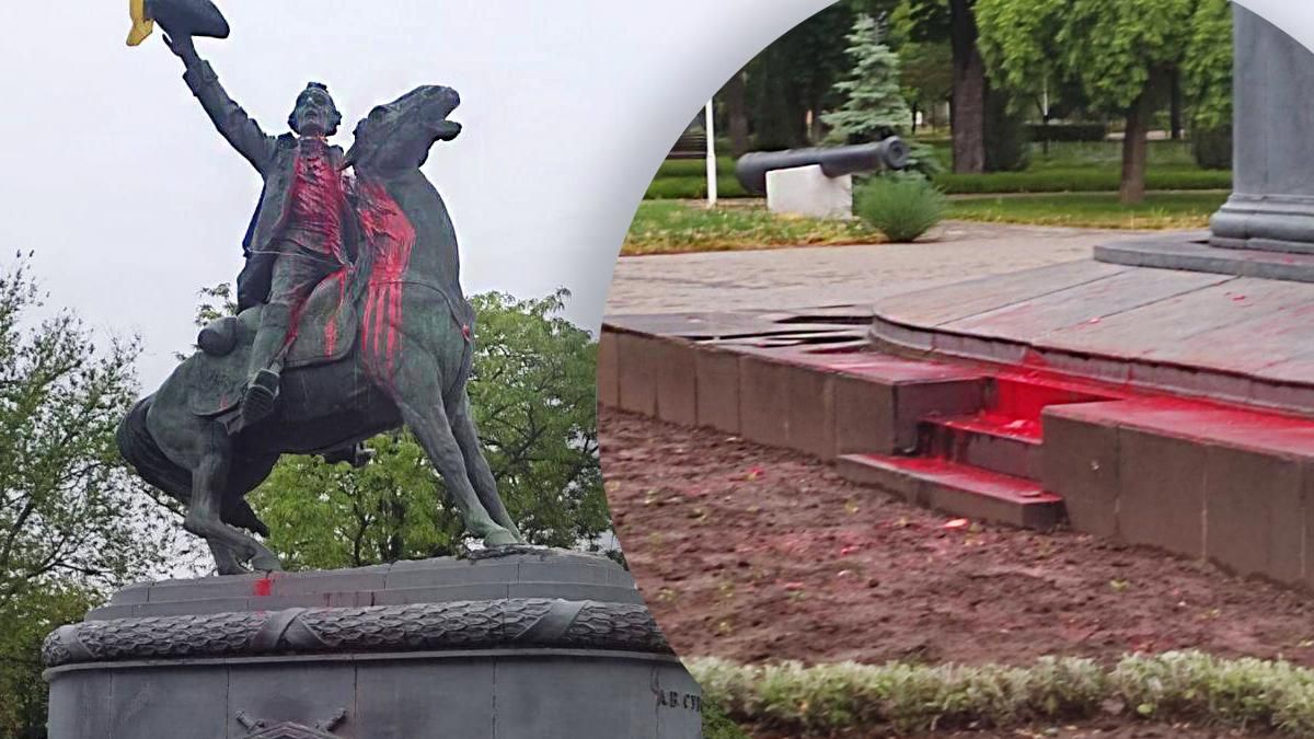 В Ізмаїлі облили червоною фарбою пам'ятник російському кату Суворову: промовисті фото В Ізмаїлі облили червоною фарбою пам'ятник російському кату Суворову: промовисті фото