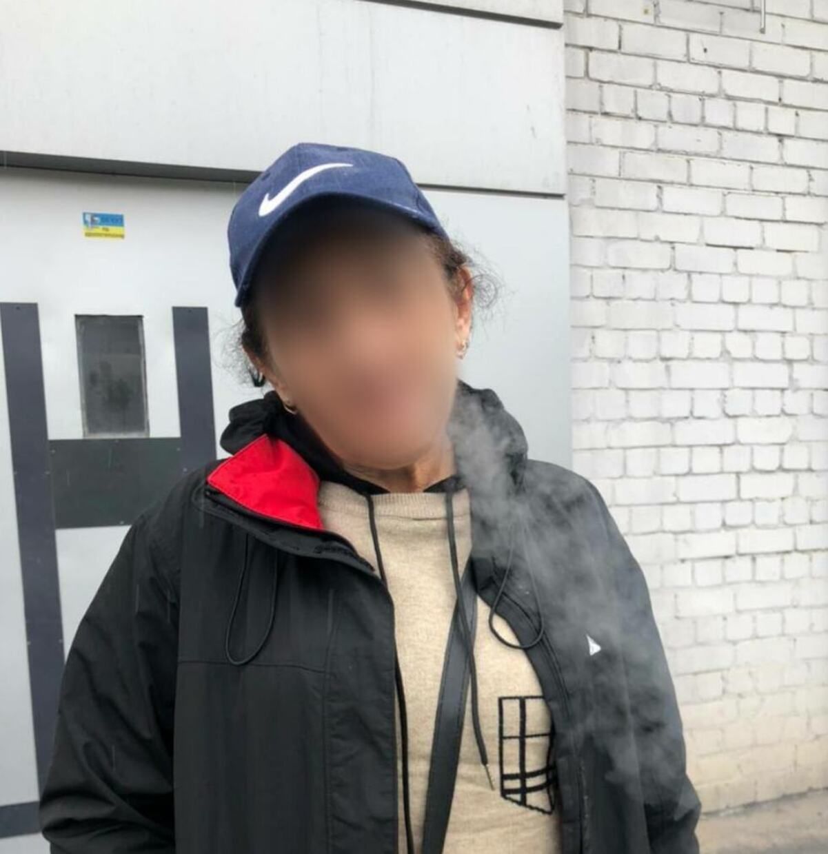 Повернулася з Росії: у Харкові затримали жінку, яка фотографувала наслідки ворожих атак Повернулася з Росії: у Харкові затримали жінку, яка фотографувала наслідки ворожих атак