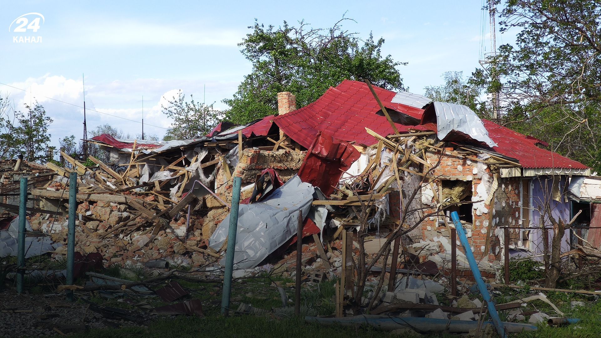 Будинки розсипались: росіяни, ймовірно, вдарили "Змієм Гориничем" на Харківщині – жахаючі фото Будинки розсипались: росіяни, ймовірно, вдарили "Змієм Гориничем" на Харківщині – жахаючі фото