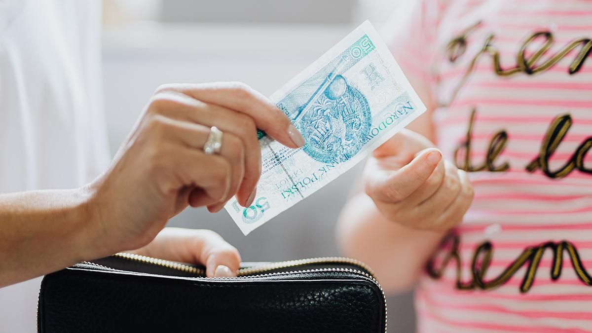 Сколько зарабатывает продавец и какой доход у пилота: уровень варшавских зарплат в разных сферах