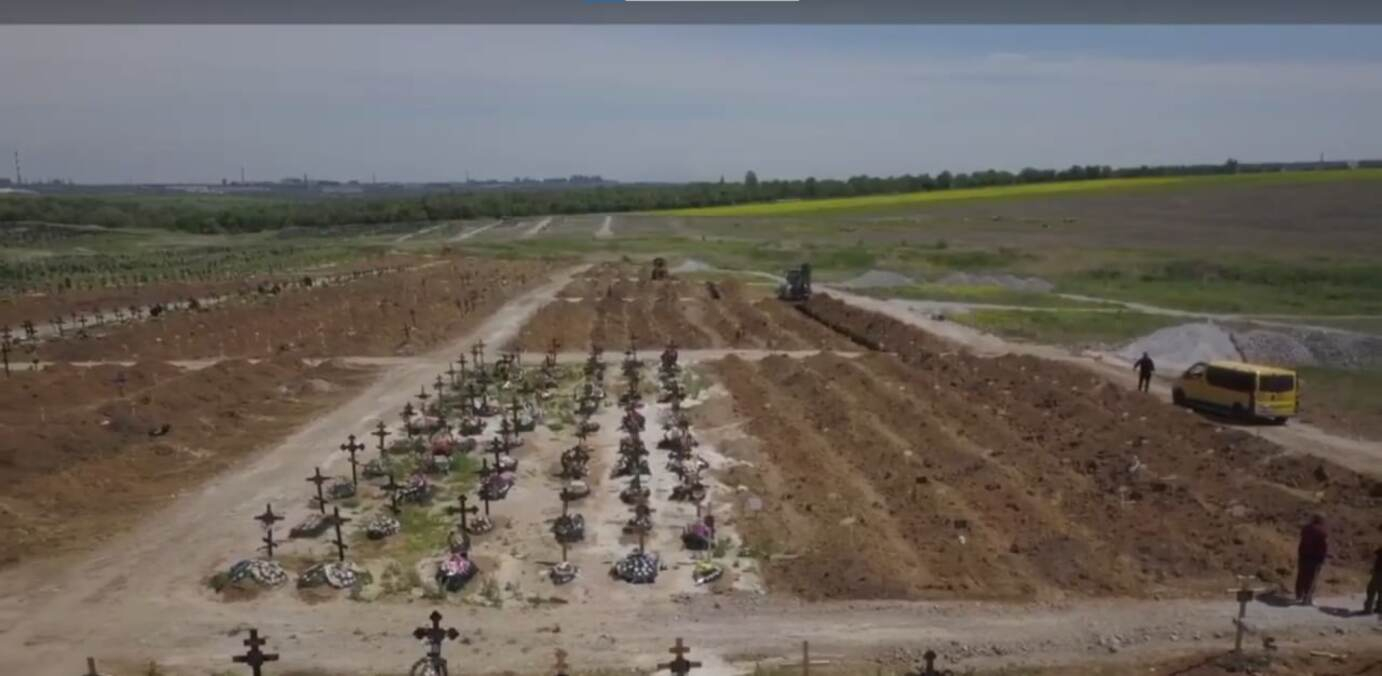 Тела укладывают в несколько слоев: оккупанты в Мариуполе скрывают последствия своих преступлений