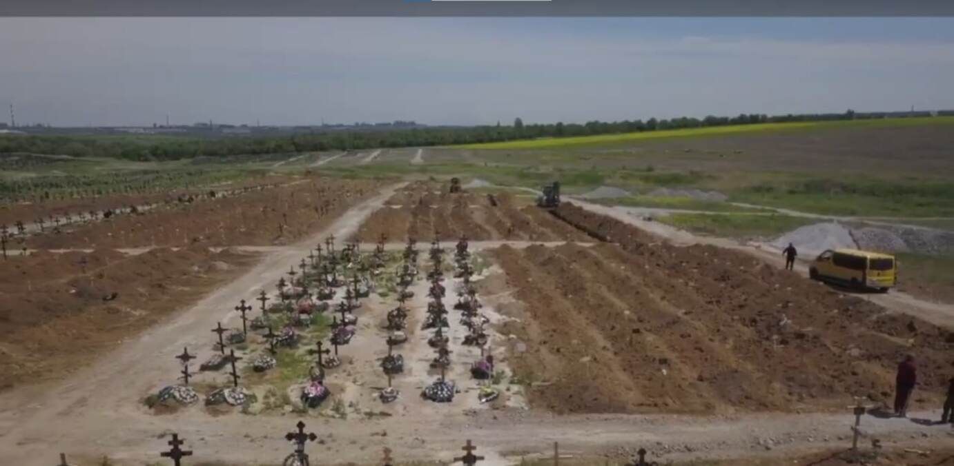 Тела укладывают в несколько слоев: оккупанты в Мариуполе скрывают последствия своих преступлений Тела укладывают в несколько слоев: оккупанты в Мариуполе скрывают последствия своих преступлений