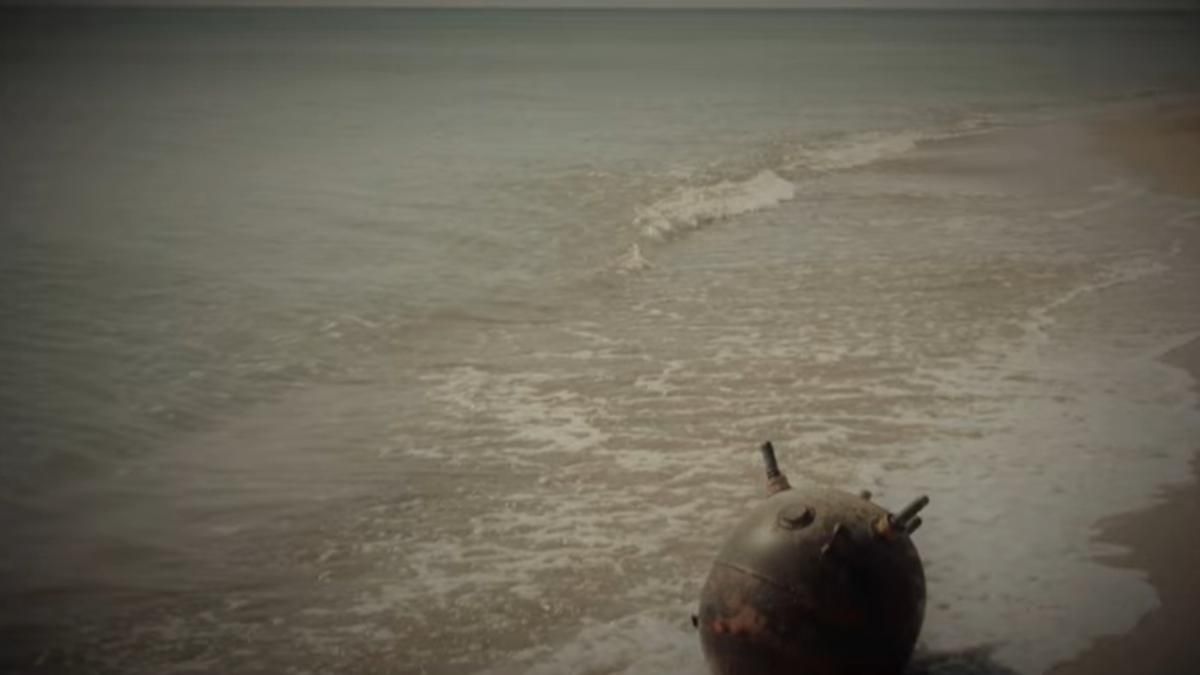 Шторм виніс на узбережжя Одещини морську якірну міну: відео знешкодження