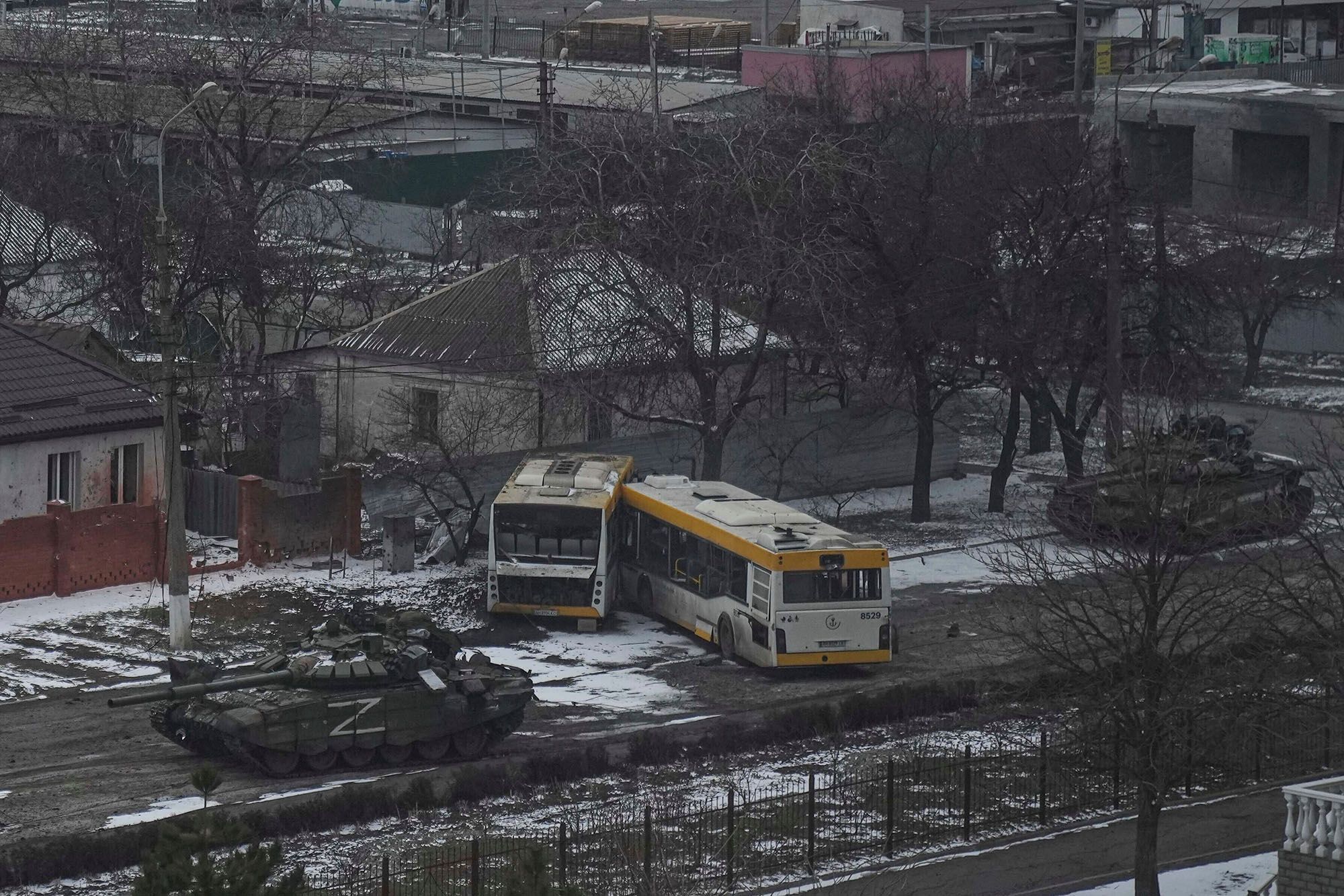 Окупанти знайшли вцілілі у Маріуполі тролейбуси, перефарбували та відправили в Донецьк