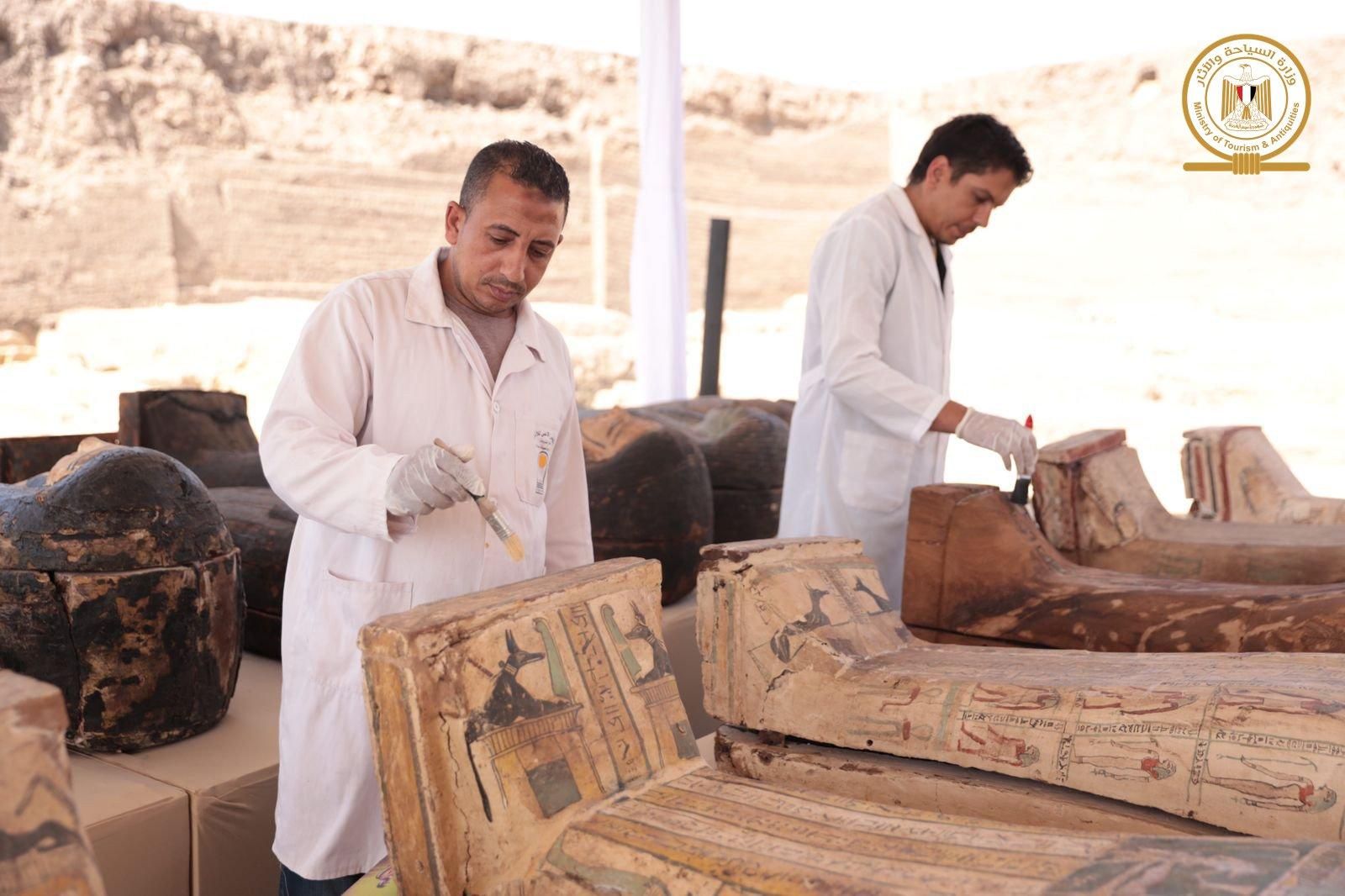 Археологи нашли в Саккаре 250 саркофагов с мумиями и тайник с бронзовыми статуями - Техно