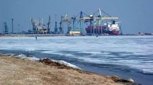 Мародерство в портах: россияне захватили 34 судна в Мариуполе и уже переименовывают их