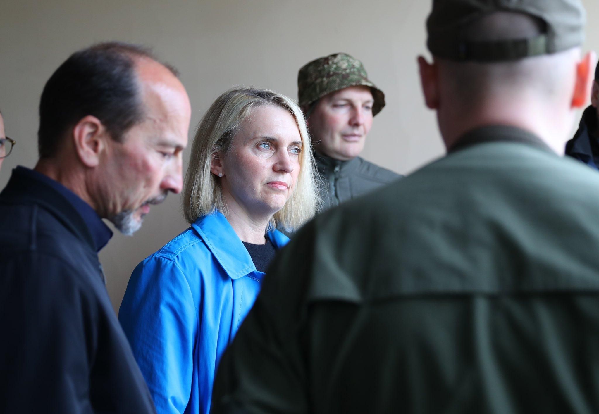 Брінк здійснила першу поїздку за межі Києва пані посол США відвідала Гостомель - 24 Канал Брінк здійснила першу поїздку за межі Києва пані посол США відвідала Гостомель - 24 Канал