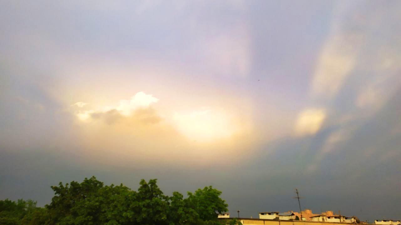 Над Харковом з'явилися рідкісні протисутінкові промені: експерт пояснив суть явища Над Харковом з'явилися рідкісні протисутінкові промені: експерт пояснив суть явища