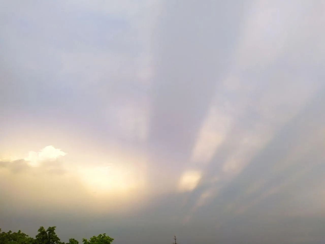 Над Харьковом появились редкие противосумерочные лучи Над Харьковом появились редкие противосумерочные лучи