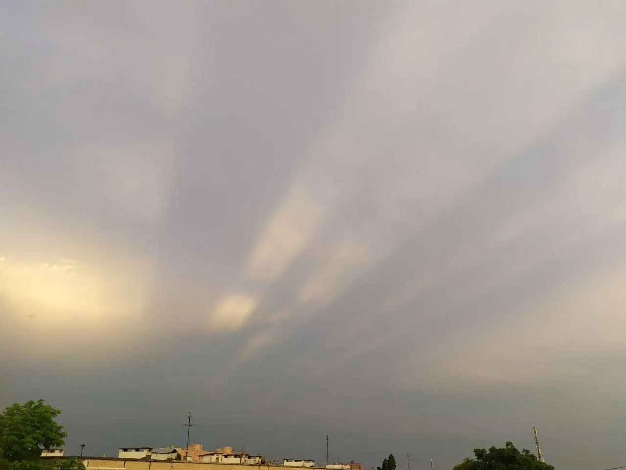 Над Харьковом появились редкие противосумерочные лучи Над Харьковом появились редкие противосумерочные лучи