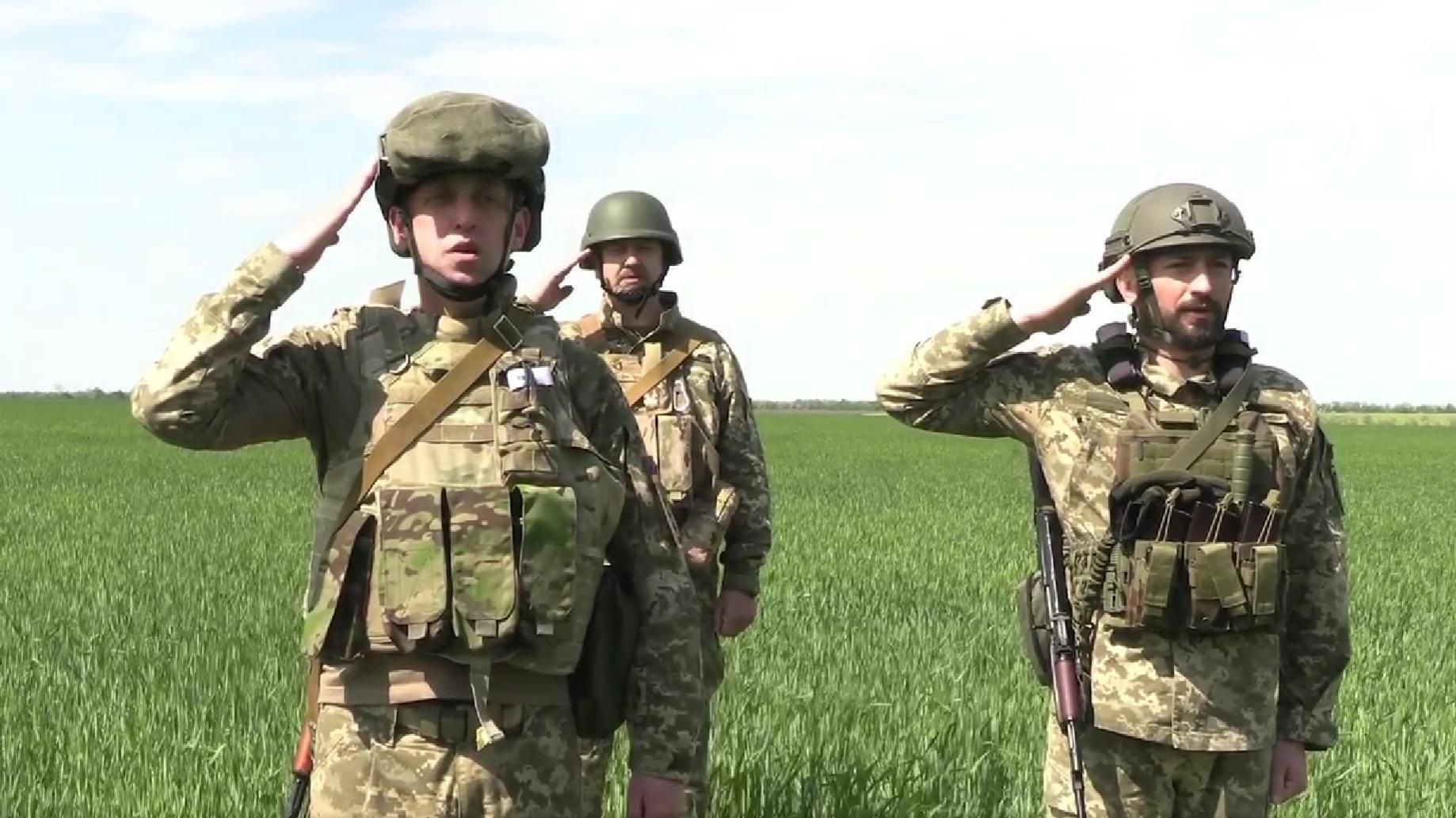 "Cлідуй за мною, роби, як я": бійцям тероборони ЗСУ урочисто надали перші звання сержанта "Cлідуй за мною, роби, як я": бійцям тероборони ЗСУ урочисто надали перші звання сержанта