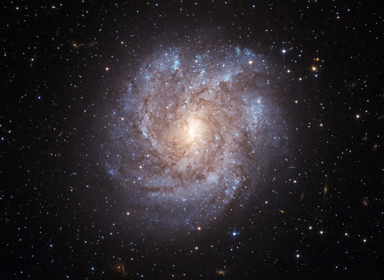 Астрономы обнаружили загадочный источник радиосигналов в спиральной галактике NGC 2082 - Техно