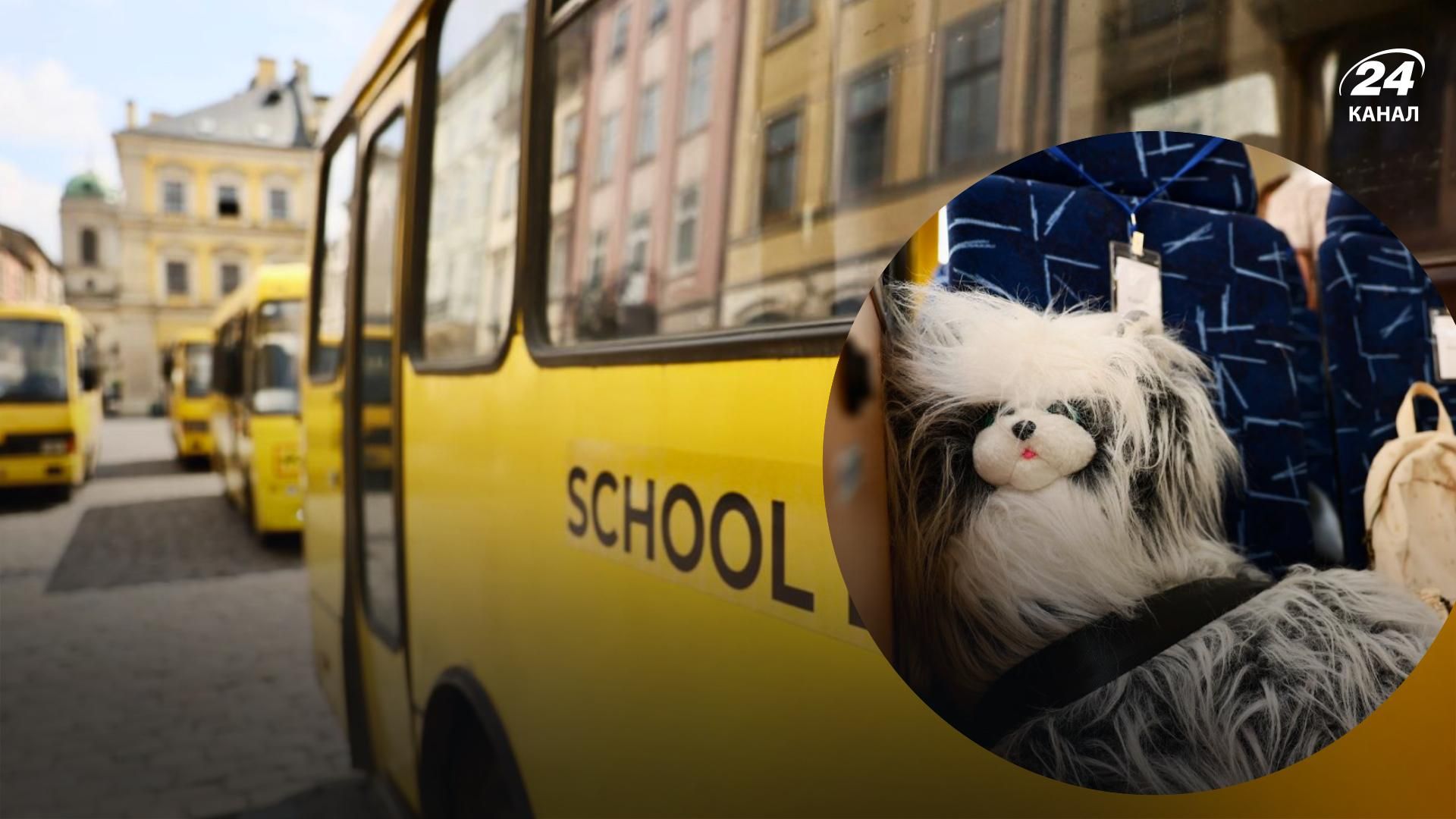 В центре Львова выставили пустые школьные автобусы в память о погибших детях В центре Львова выставили пустые школьные автобусы в память о погибших детях