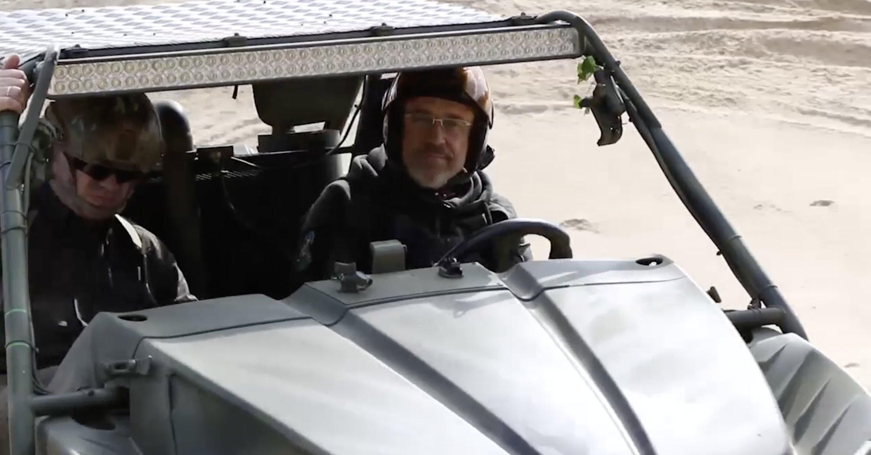 Резников отдал ВСУ собственный багги и лично провел тест-драйв в тяжелых условиях Резников отдал ВСУ собственный багги и лично провел тест-драйв в тяжелых условиях