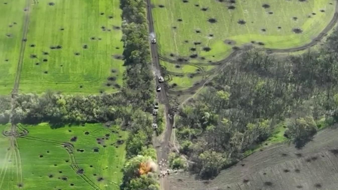 ЗСУ показали, як виглядає знищення колони окупантів з висоти пташиного польоту ЗСУ показали, як виглядає знищення колони окупантів з висоти пташиного польоту