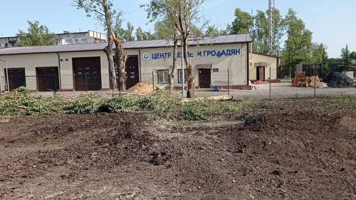 Окупанти обстріляли Очеретине на Донеччині: частково зруйнований Центр безпеки громадян