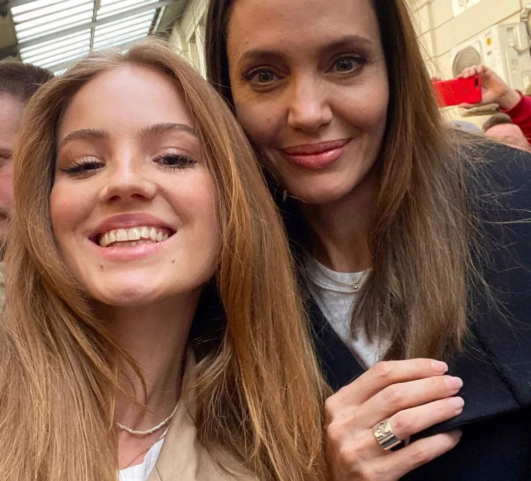 Анджеліна Джолі зі срібною каблучкою українського виробника Анджеліна Джолі зі срібною каблучкою українського виробника