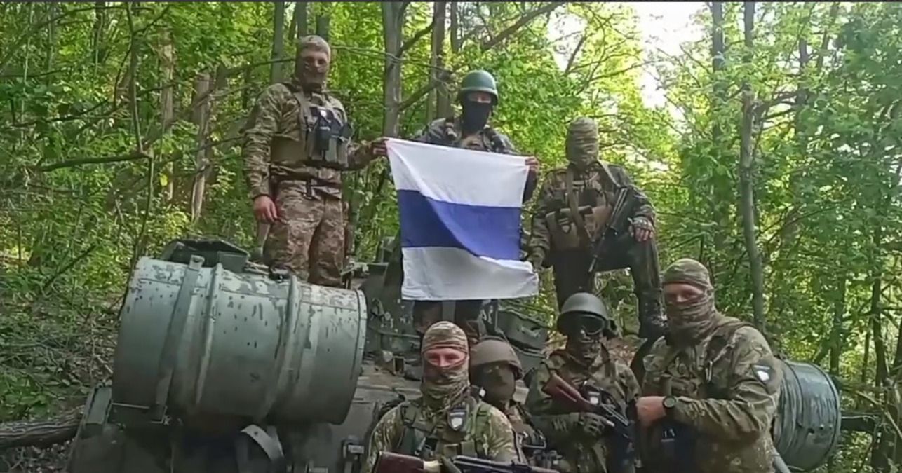 Бойцы "Легиона России" захватили танк оккупантов и обещают отрезать голову Путину, – Арестович Бойцы "Легиона России" захватили танк оккупантов и обещают отрезать голову Путину, – Арестович