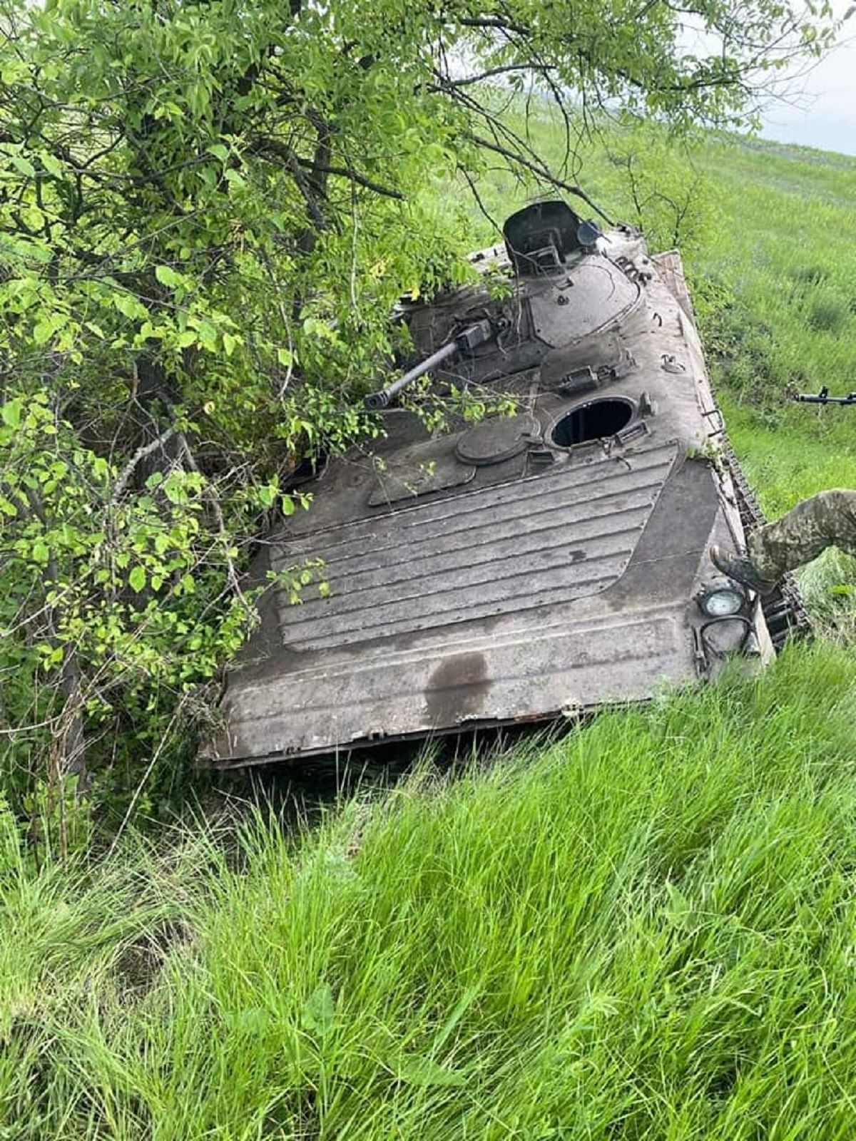 Українські воїни вдарили "Байрактаром" по 2 російських танках: ефектне відео