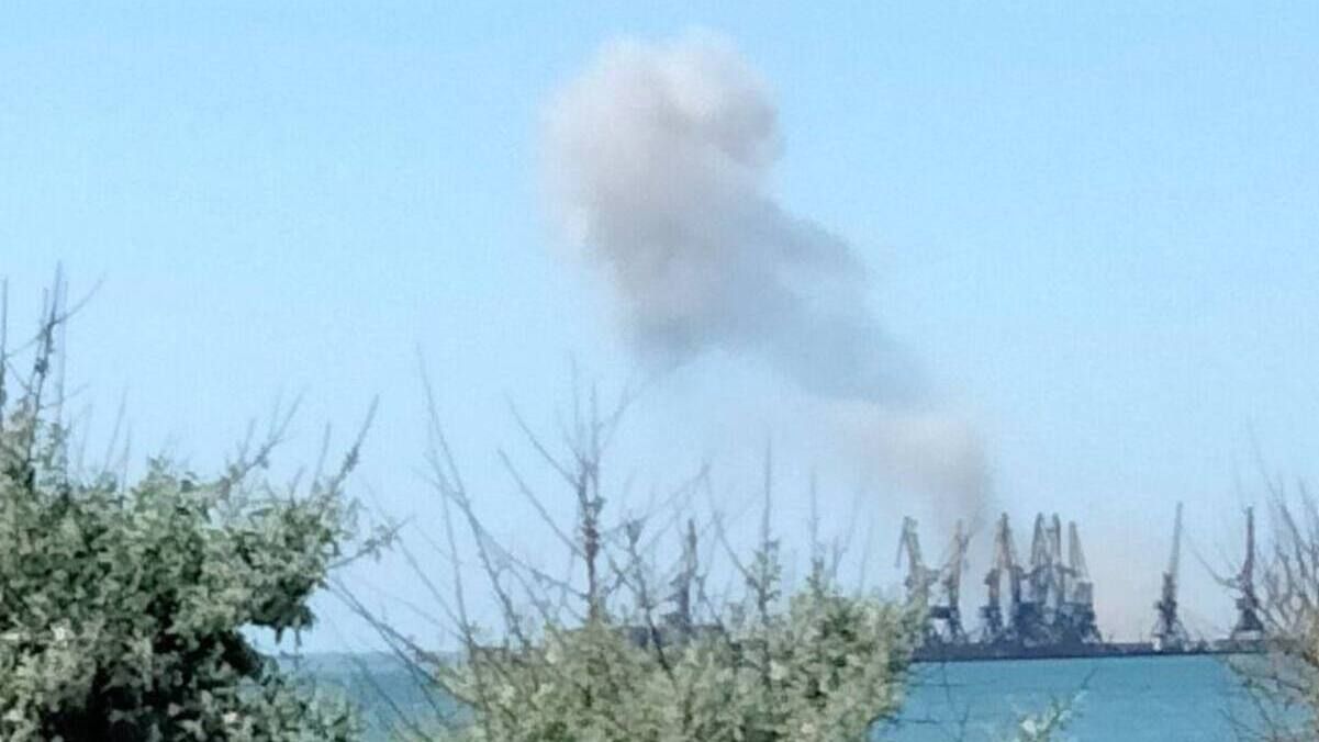 У Бердянську прогримів вибух в районі порту: видніється дим, – ЗМІ