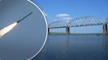 Оккупанты ударили 4 ракетами по уже разрушенному железнодорожному мосту на Николаевщине