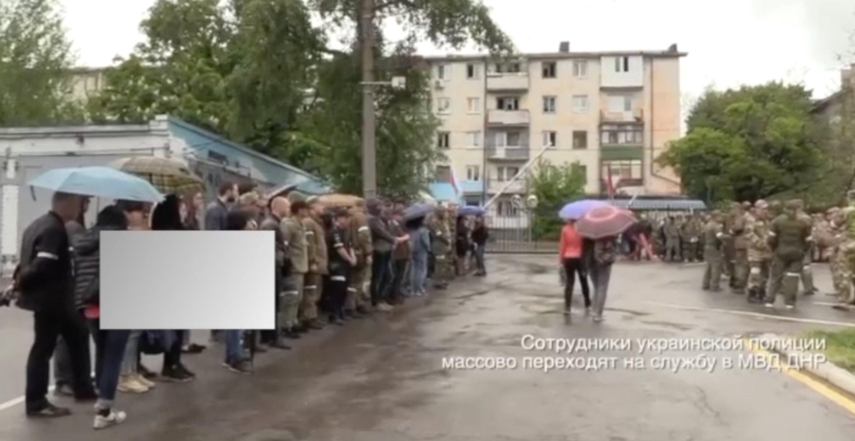 Поліцейські-зрадники переходять до співпраці з окупантами в Маріуполі: обурливе відео