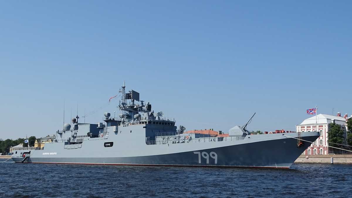 Росіяни ховають військові кораблі за торговельними суднами: підступна тактика