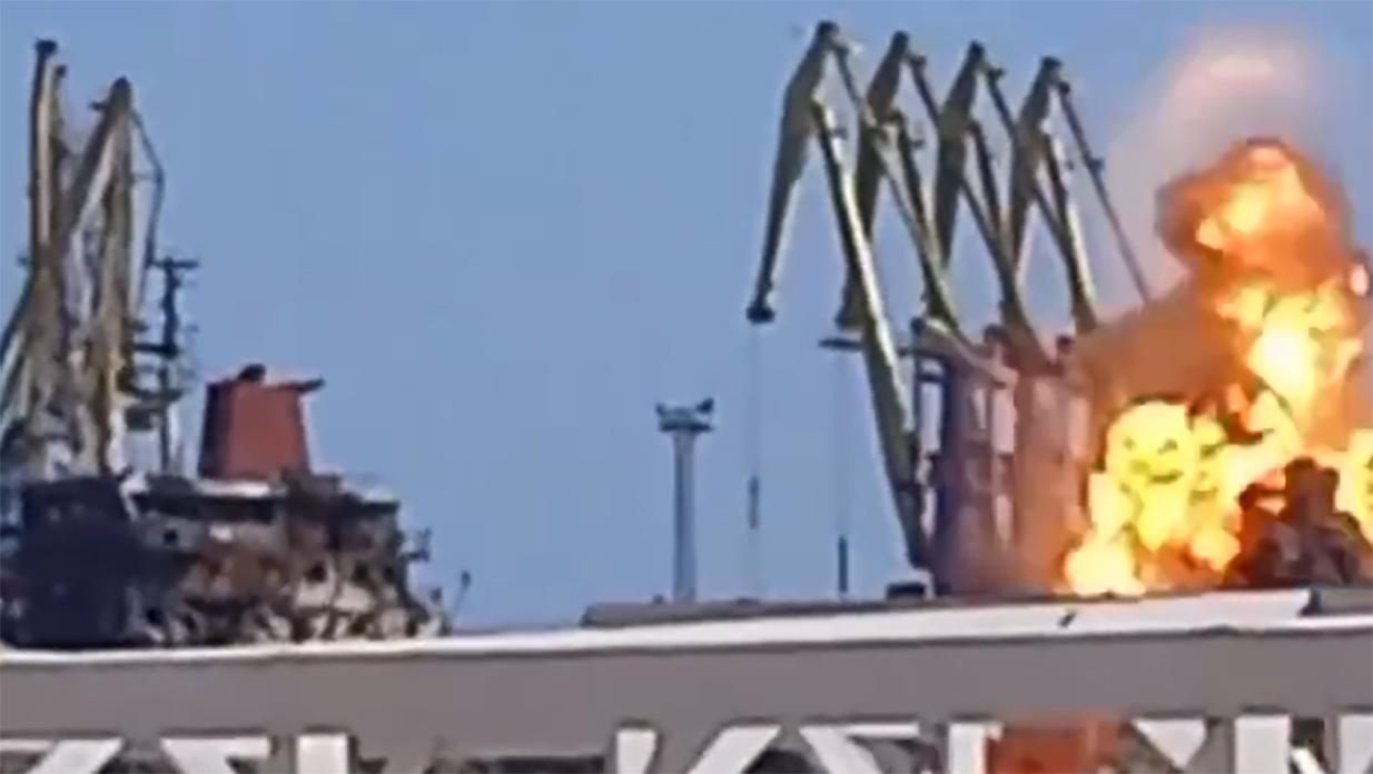Взрыв в порту оккупированного Бердянска попал на видео: жуткие кадры