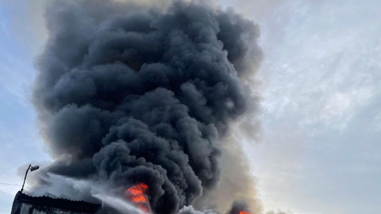 Увечері 2 червня окупанти знову вдарили по Миколаєву: загорілися склади Увечері 2 червня окупанти знову вдарили по Миколаєву: загорілися склади