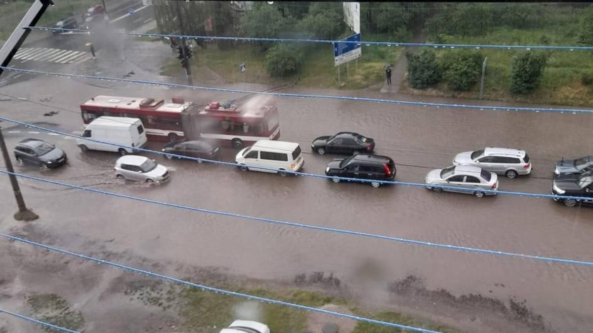 Івано-Франківськ і Житомир затопило: вулиці перетворилися на ріки