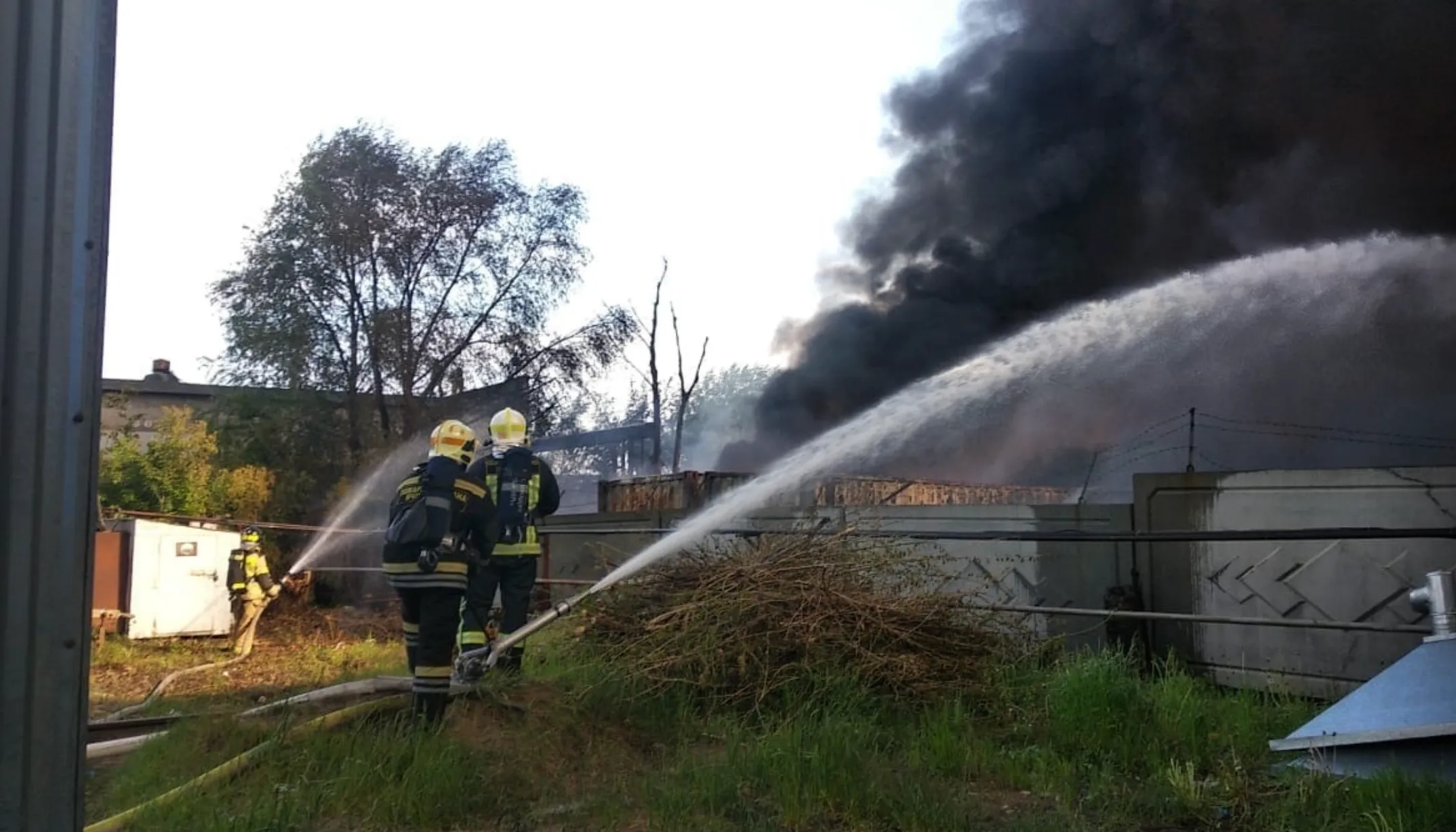 На месте происшествия работают 90 спасателей На месте происшествия работают 90 спасателей