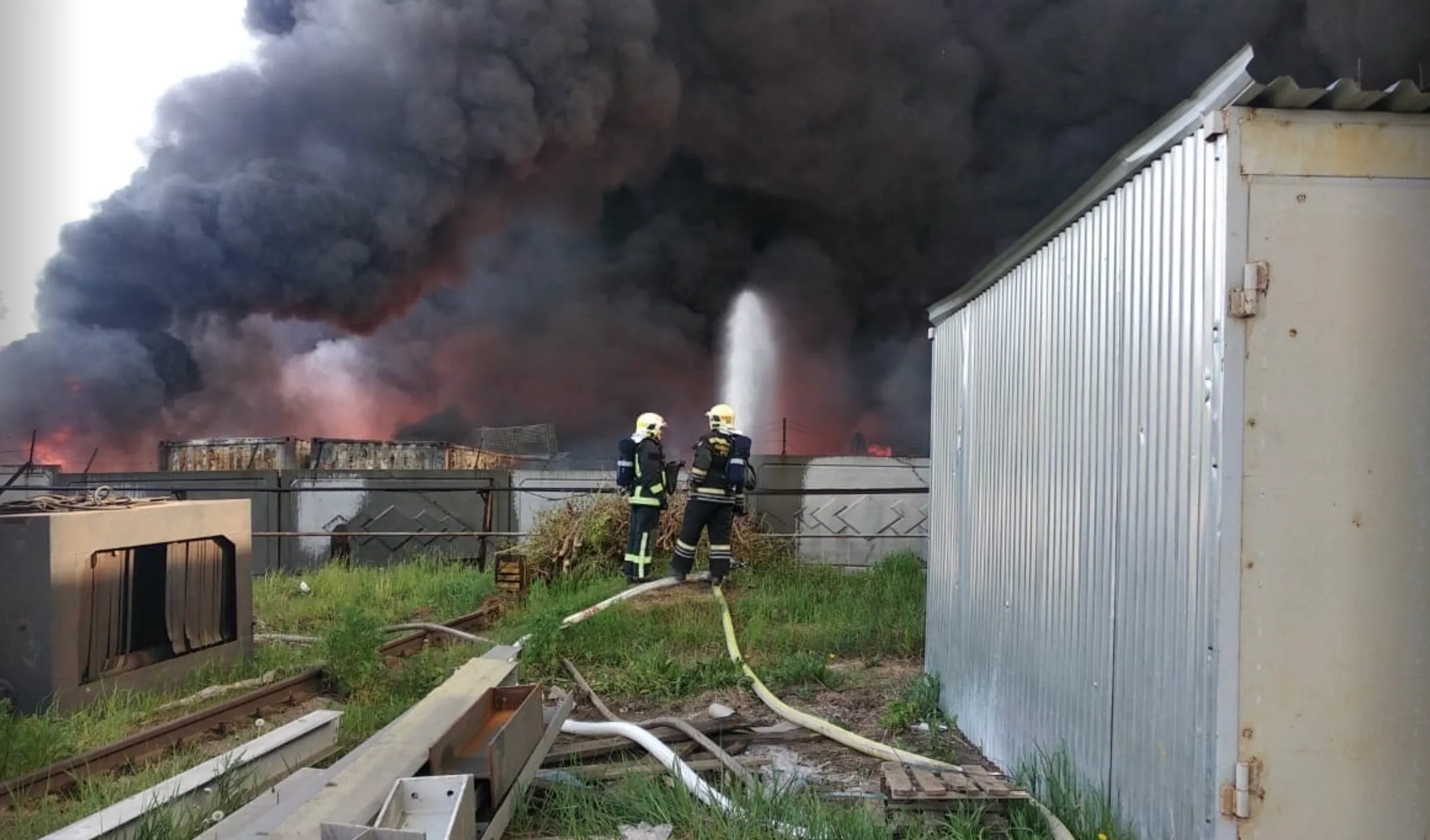 Черный дым уже испугал местных жителей Черный дым уже испугал местных жителей