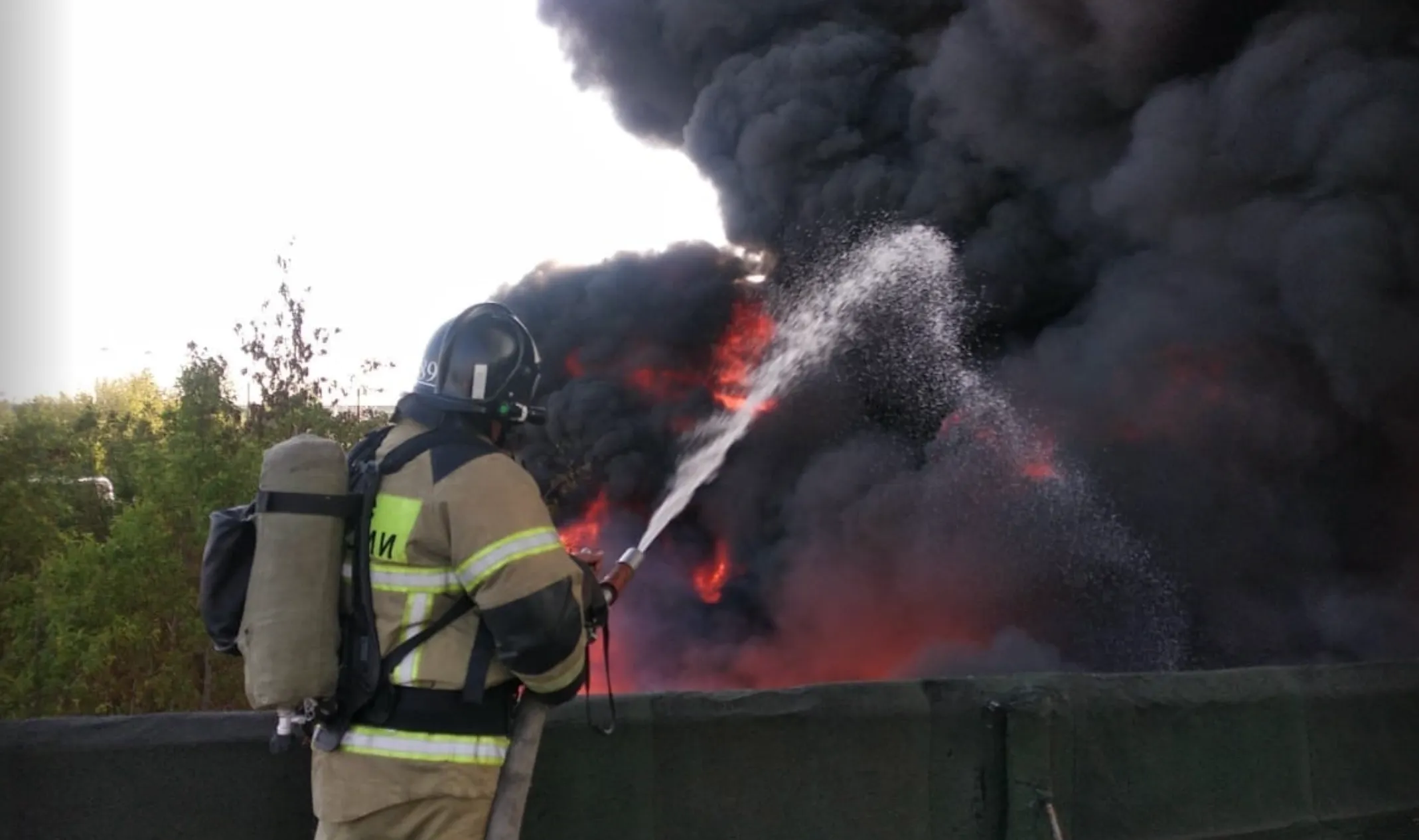 Пожар гасят еще с ночи Пожар гасят еще с ночи