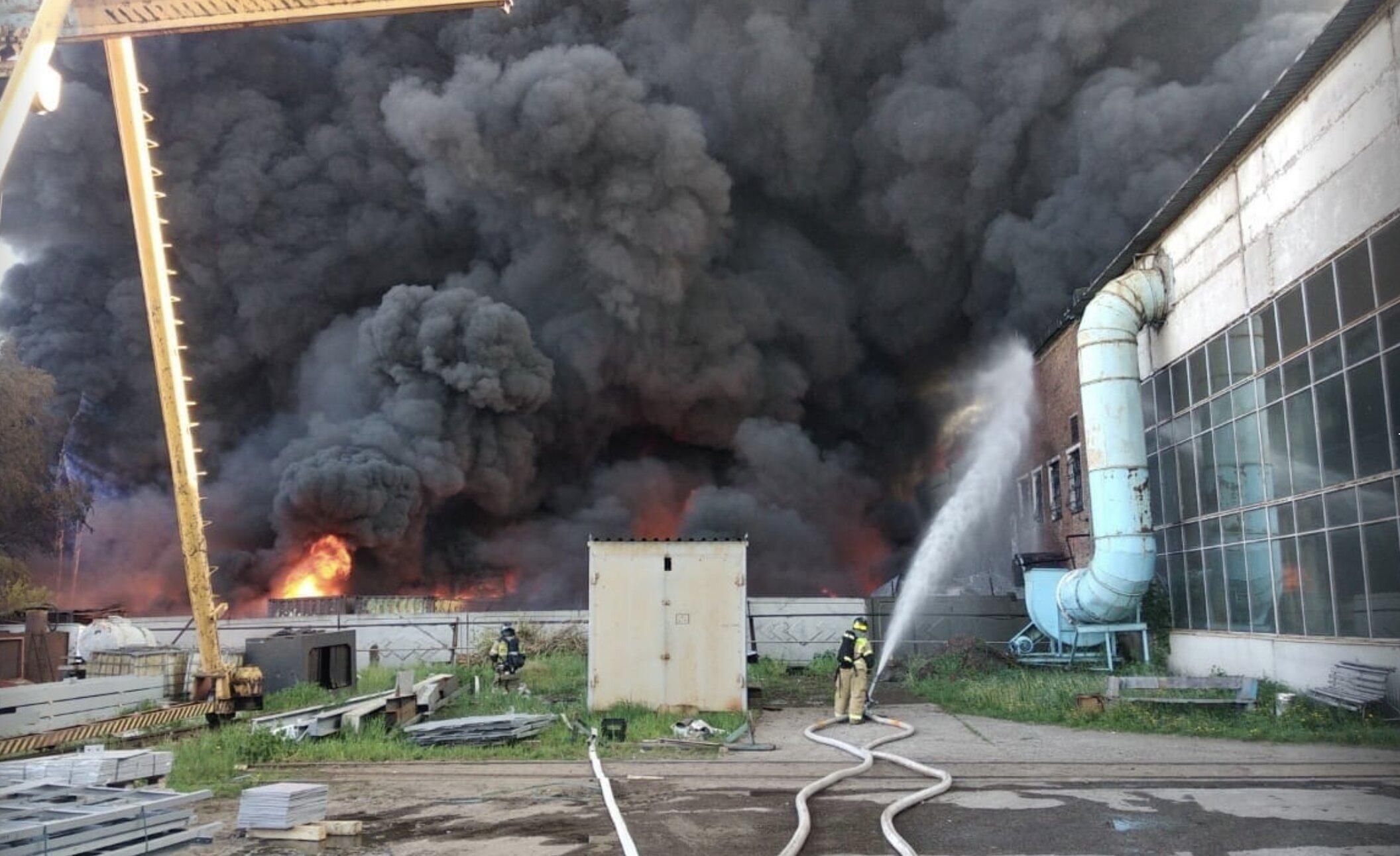 Россия снова пылает: в Набережных Челнах загорелся склад с резиной и пластиком Россия снова пылает: в Набережных Челнах загорелся склад с резиной и пластиком