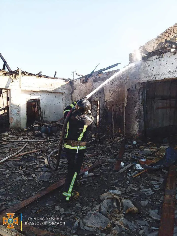 Рятувальники оперативно погасили пожежу від ракетного удару Рятувальники оперативно погасили пожежу від ракетного удару