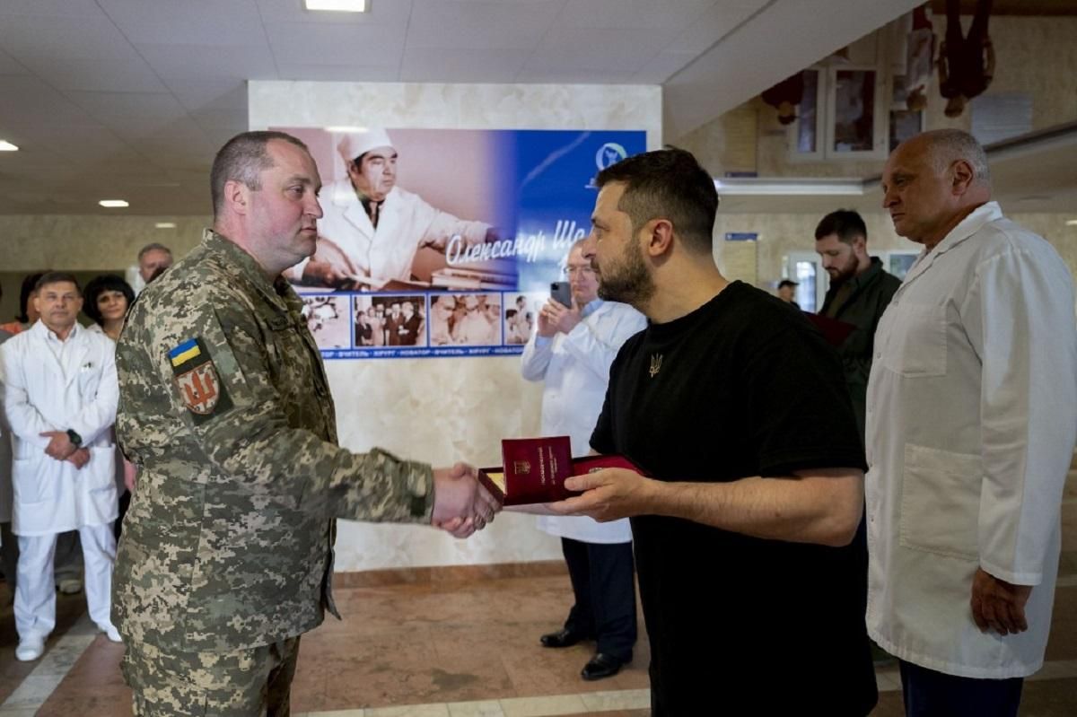 Зеленский посетил раненых воинов: наградил медиков института Шалимова, которые спасают им жизнь Зеленский посетил раненых воинов: наградил медиков института Шалимова, которые спасают им жизнь