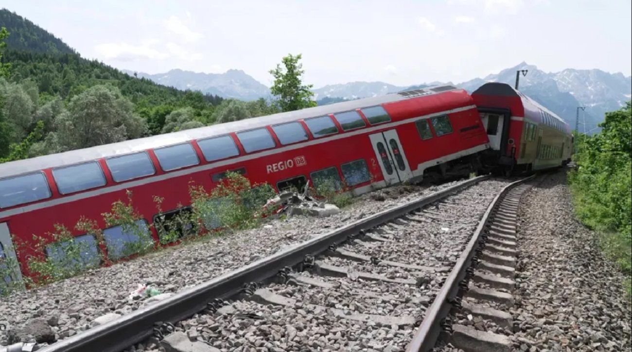 Возле немецкого горнолыжного курорта сошел с рельсов пассажирский поезд: четыре человека погибли