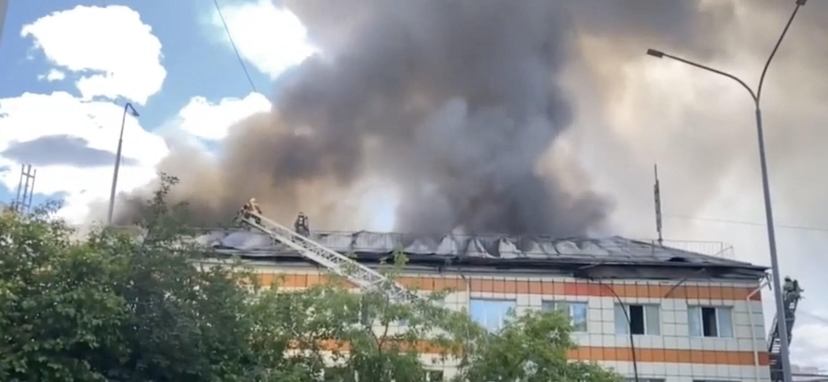 Росія продовжує горіти: у Тюмені палає будівля на території обласної думи