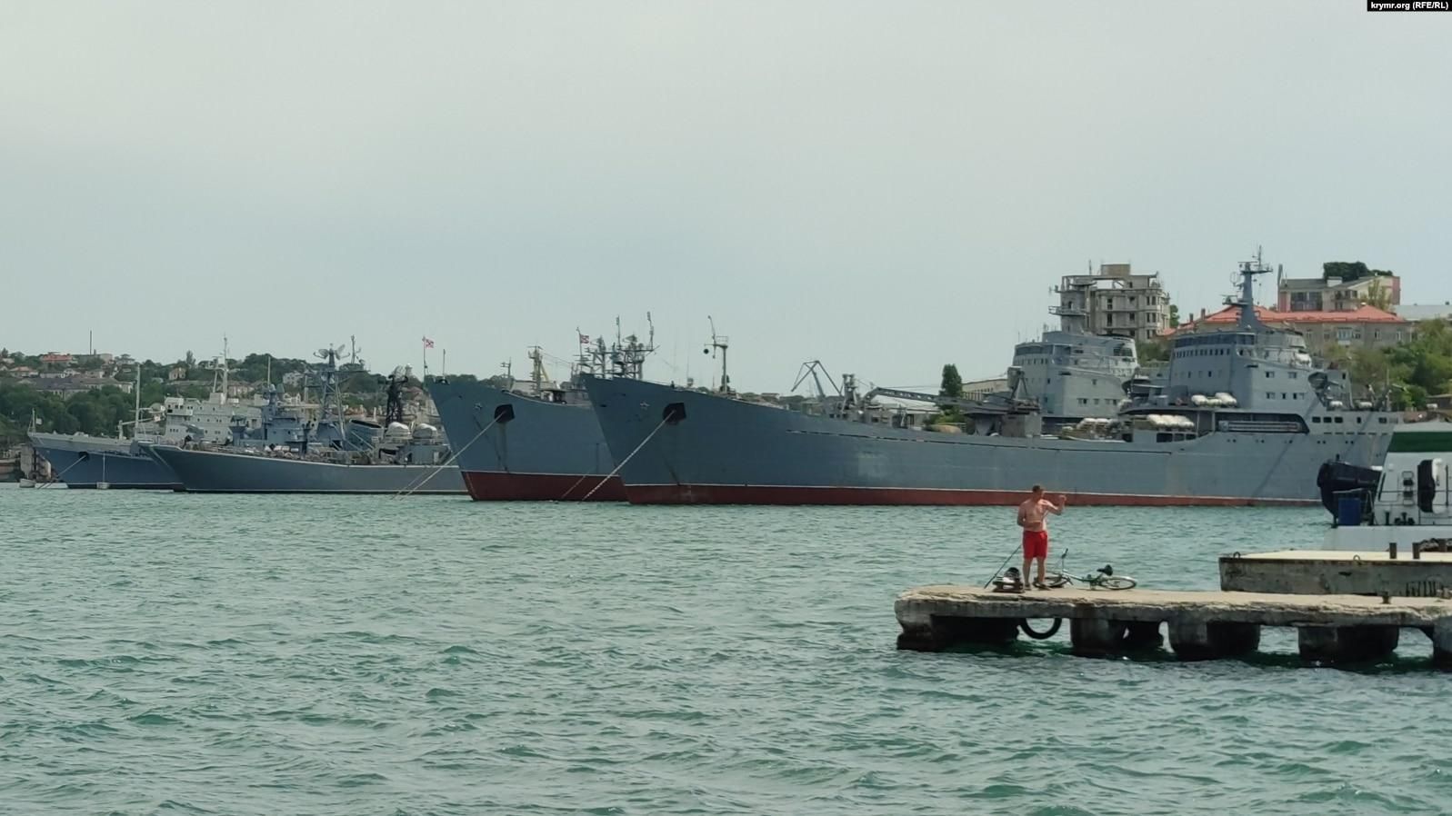 В Черное море вышли 5 больших десантных кораблей России: СМИ показали фото