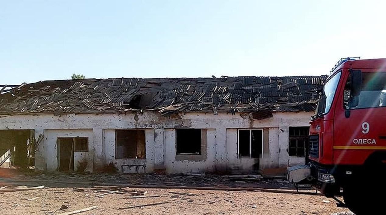 Ракетный удар по Одесской области: спасатели потушили пожар и показали фото разрушений Ракетный удар по Одесской области: спасатели потушили пожар и показали фото разрушений