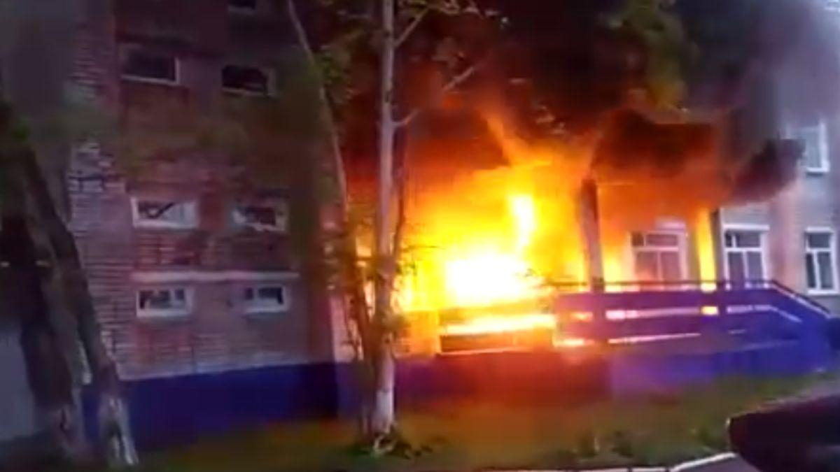 У Росії чоловік підпалив будівлю Росгвардії: епічне відео пожежі