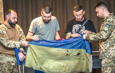 Украинский флаг из "Азовстали" передали в музей