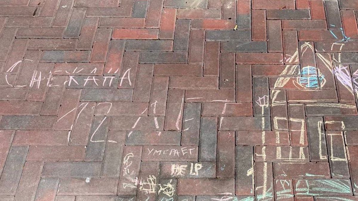 "Снежана, 12 лет – умирает": жуткий и грустный рисунок на асфальте в Мариуполе "Снежана, 12 лет – умирает": жуткий и грустный рисунок на асфальте в Мариуполе