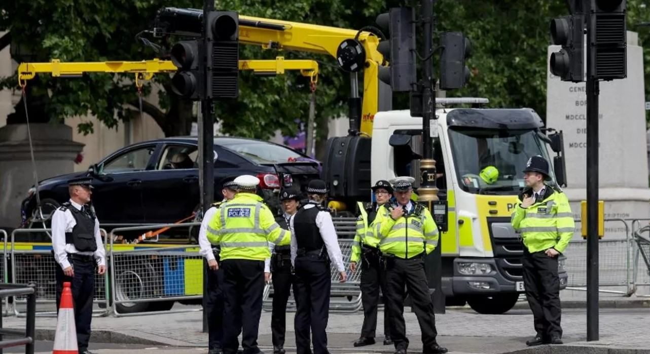 Из-за подозрительного автомобиля с главной площади Лондона эвакуировали людей Из-за подозрительного автомобиля с главной площади Лондона эвакуировали людей