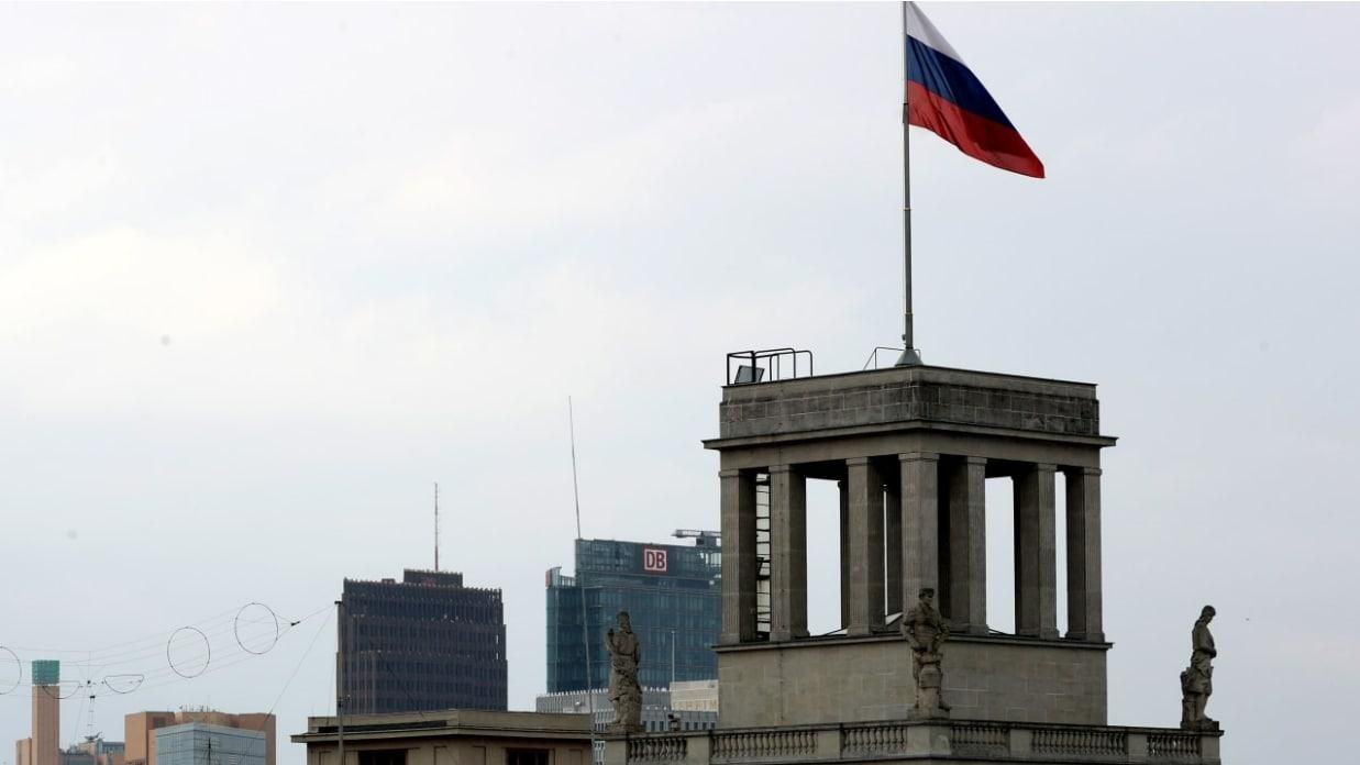 Німецькі спецслужби засікли на даху російського посольства "шпигунську антену"