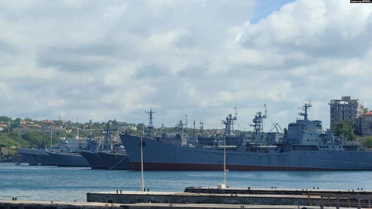 У Чорному морі – 4 ворожі кораблі та 1 підводний човен, оснащені 36 ракетами, і 5 ВДК